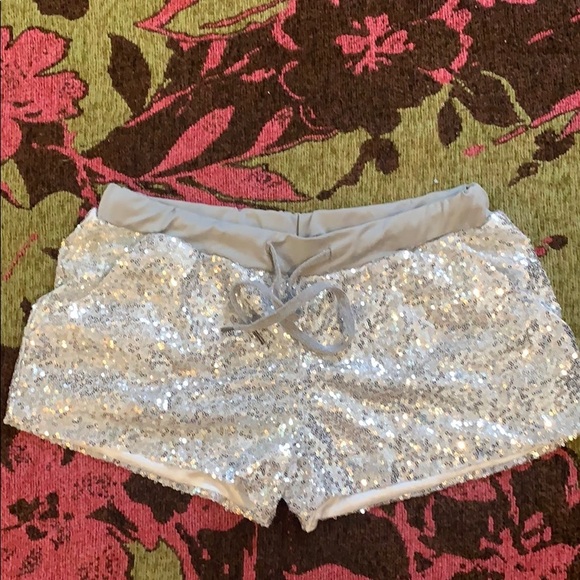 Beautiful sequined, lined w/ stretch waist shorts - Picture 3 of 3